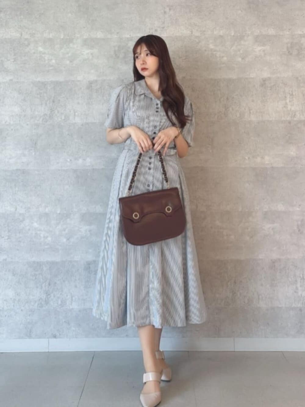 「fint、an another angelus、骨格ウェーブ、イエベ春、低身長、ootd、夏、夏コーデ、お出かけコーデ、キレイめ、シンプルコーデ、ワンピーススタイル、ワンピース、シャツワンピ、ストライプ」｜「an another angelusのレトロ釦使い開衿シャツワンピース【１枚で快適】夏服（シャツワンピース、ホワイト系）」を使った、F i.n.tさん（骨格ウェーブ・レディース・150cm）の夏コーディネートの3枚目の写真