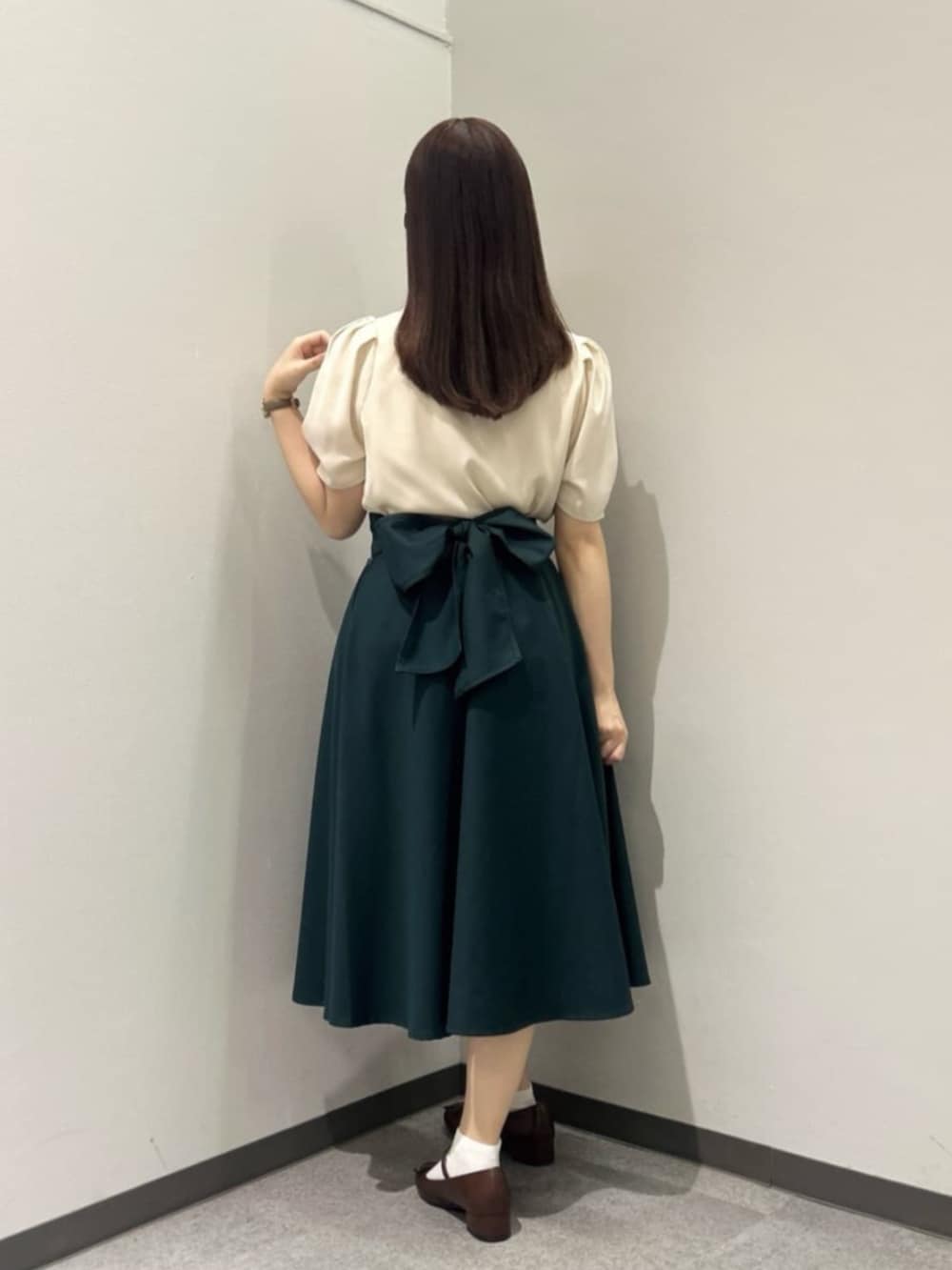 ブラウン系のショルダーバッグ、ベージュ系のシャツ/ブラウス、ブラウン系のバレエシューズを着用したレディースの秋コーディネートの3枚目の写真