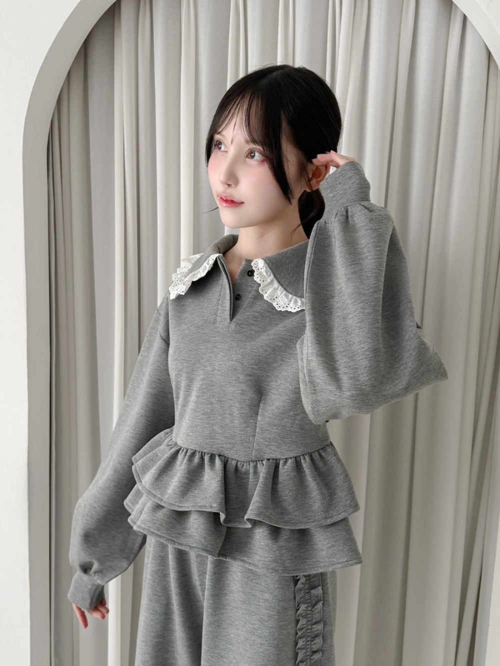 ホワイト系のモカシン/デッキシューズ、グレー系のスウェットパンツ、グレー系のスウェットを着用したレディースの秋コーディネートの2枚目の写真