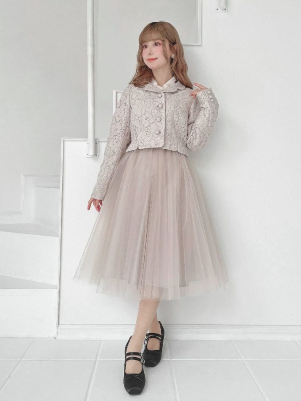 ピンク系のシャツ/ブラウス、ピンク系のスカート、ブラック系のパンプスを着用したレディースの冬コーディネートの3枚目の写真