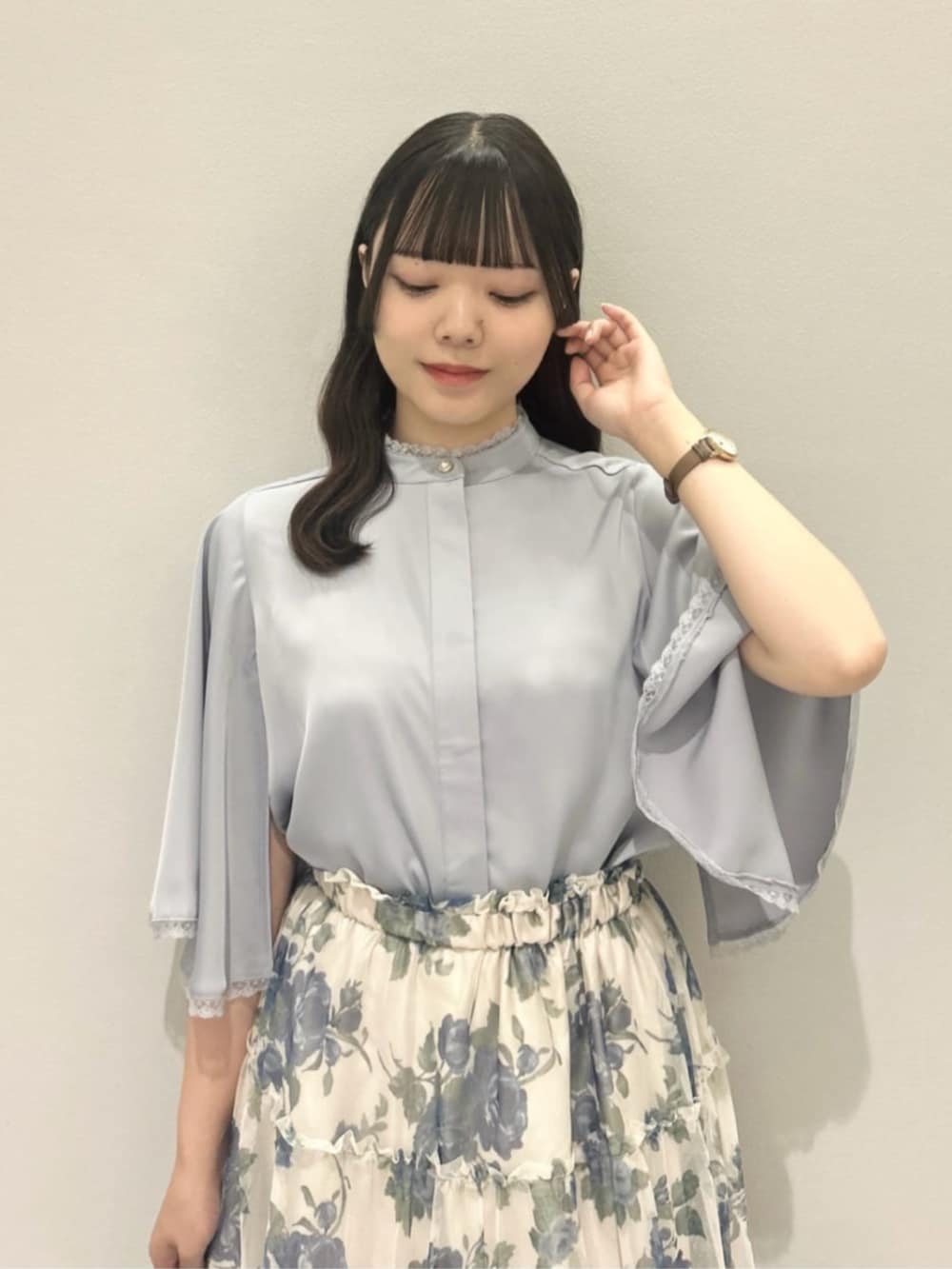 グレー系のシャツ/ブラウス、ブルー系のスカート、ブルー系のハンドバッグを着用したレディースの夏コーディネートの3枚目の写真