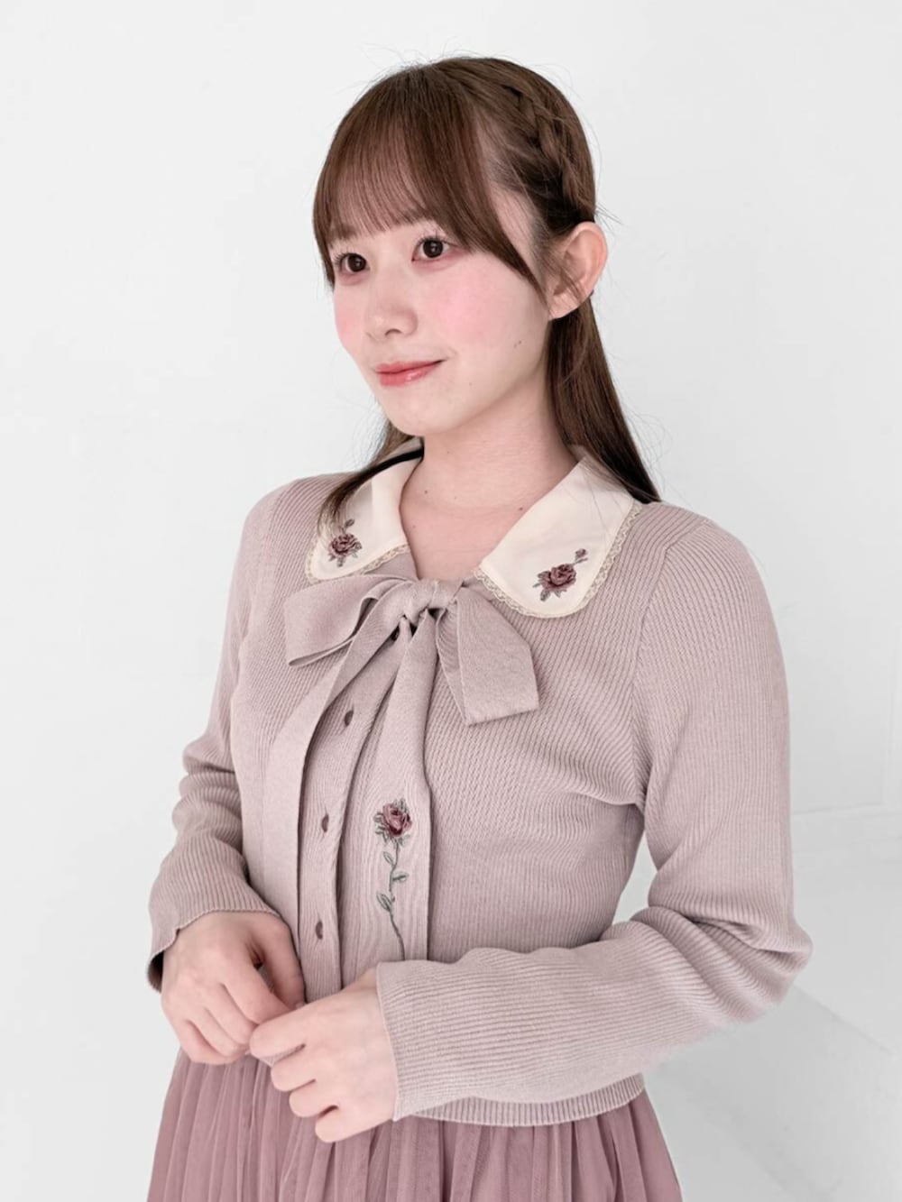 レッド系のパンプス、レッド系のカーディガン/ボレロ、ピンク系のシャツ/ブラウスを着用したレディースの秋コーディネートの2枚目の写真