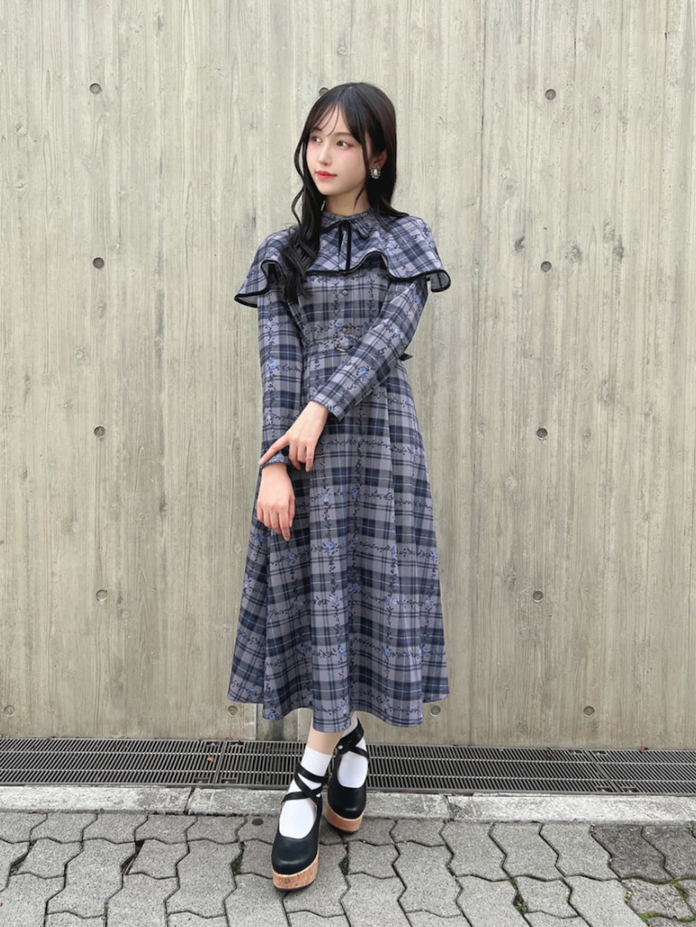 ブラック系のパンプス、ブルー系のワンピースを着用したレディースの秋コーディネートの2枚目の写真