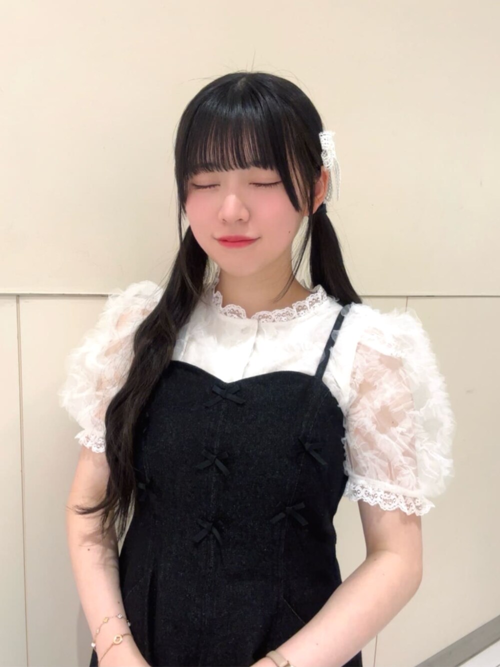 ブラック系のサンダル、ブラック系のハンドバッグ、ブラック系のワンピースを着用したレディースの春コーディネートの2枚目の写真