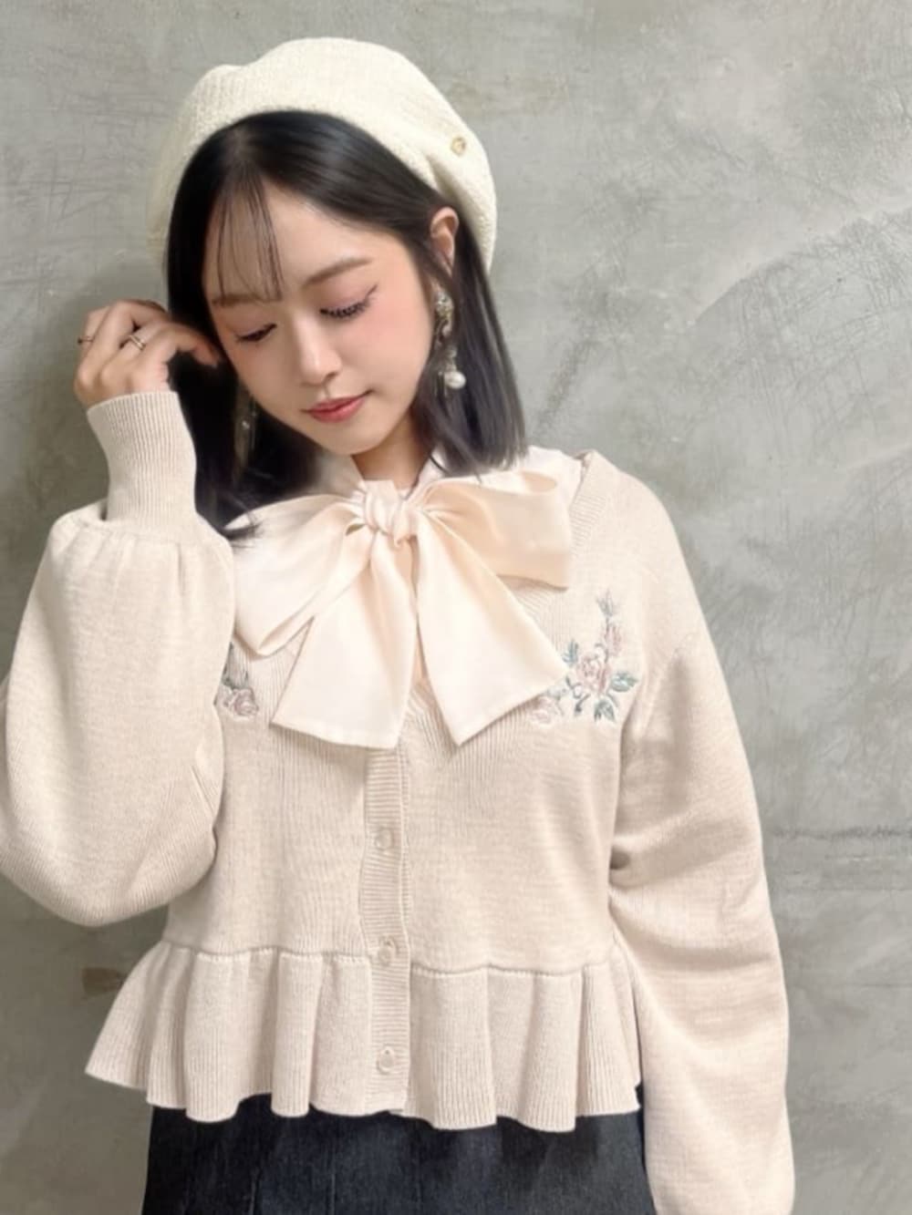 ブラック系のデニムスカート、ピンク系のシャツ/ブラウス、ホワイト系のハンドバッグを着用したレディースの冬コーディネートの3枚目の写真