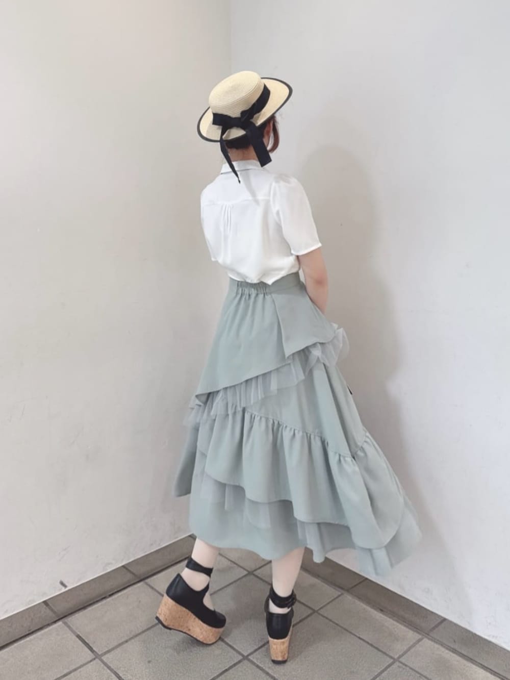 「fint、an another angelus、骨格ウェーブ、イエベ春、春コーデ、夏コーデ、お出かけコーデ、大人かわいい、ブラウス、スカーフ、スカート、スカートスタイル、ティアードスカート、バッグ、厚底シューズ」｜「an another angelusのクロスタイデザインバッグ（ハンドバッグ、ブラック系）」を使った、F i.n.tさん（骨格ウェーブ・レディース・160cm）の夏コーディネートの3枚目の写真