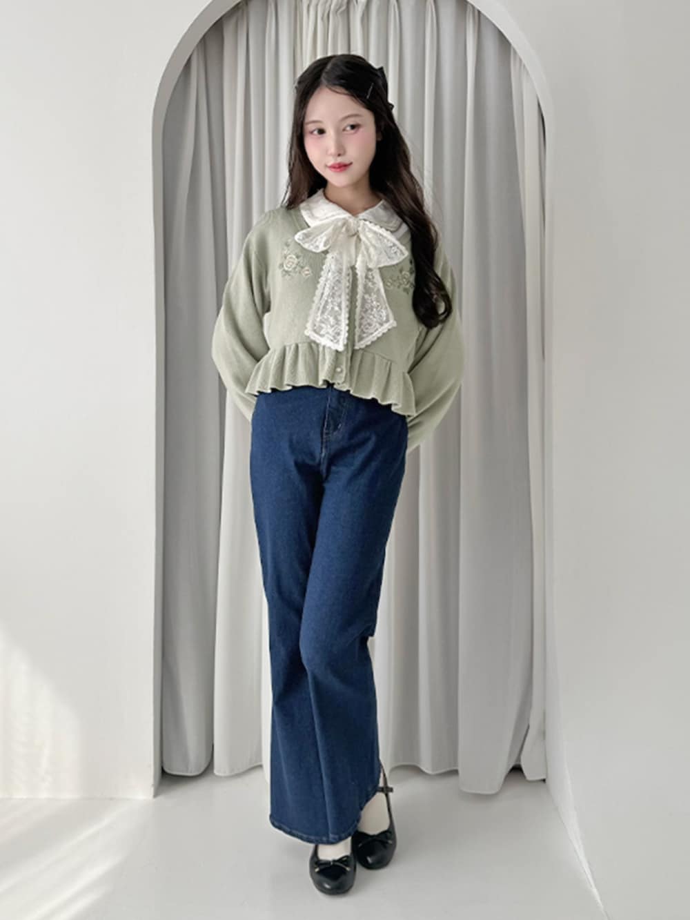 ブラック系のバレエシューズ、ブルー系のデニムパンツ、ホワイト系のシャツ/ブラウスを着用したレディースの冬コーディネートの2枚目の写真