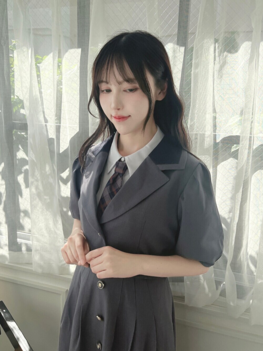 グレー系のTシャツ/カットソー、グレー系のセットアップ、ブラック系のローファーを着用したレディースの夏コーディネートの3枚目の写真