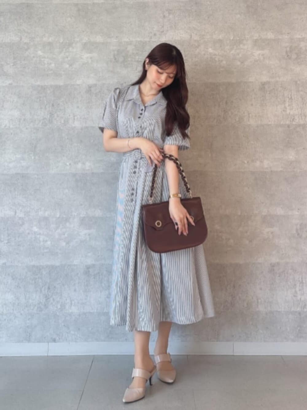 「fint、an another angelus、骨格ウェーブ、イエベ春、低身長、ootd、夏、夏コーデ、お出かけコーデ、キレイめ、シンプルコーデ、ワンピーススタイル、ワンピース、シャツワンピ、ストライプ」｜「an another angelusのレトロ釦使い開衿シャツワンピース【１枚で快適】夏服（シャツワンピース、ホワイト系）」を使った、F i.n.tさん（骨格ウェーブ・レディース・150cm）の夏コーディネートの2枚目の写真