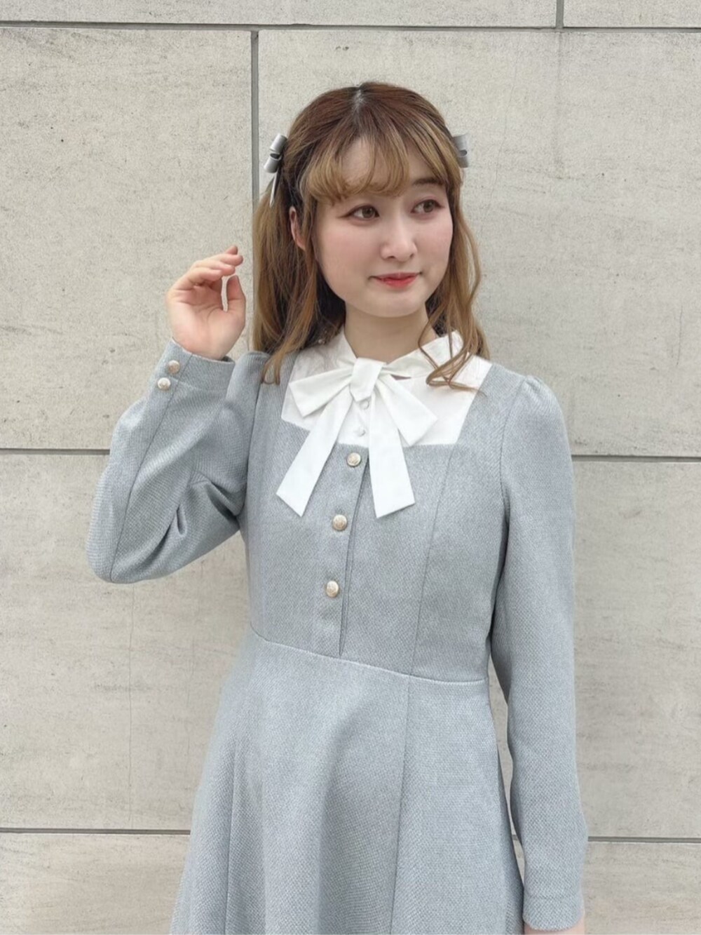 グレー系のワンピースを着用したレディースの冬コーディネートの2枚目の写真