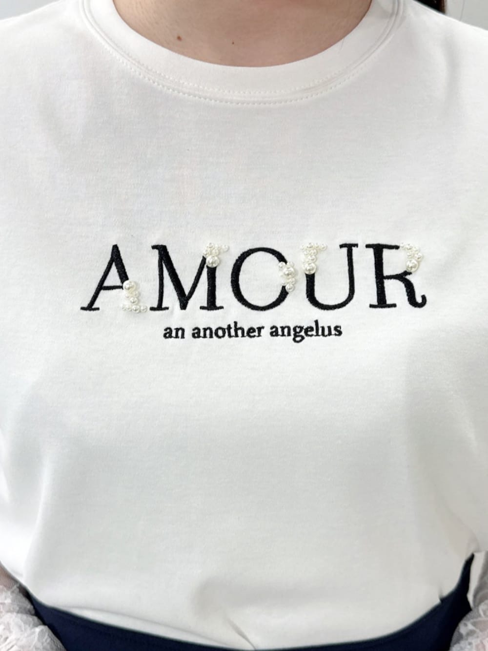ベージュ系のバレエシューズ、ホワイト系のTシャツ/カットソー、ブルー系のスカートを着用したレディースの春コーディネートの3枚目の写真
