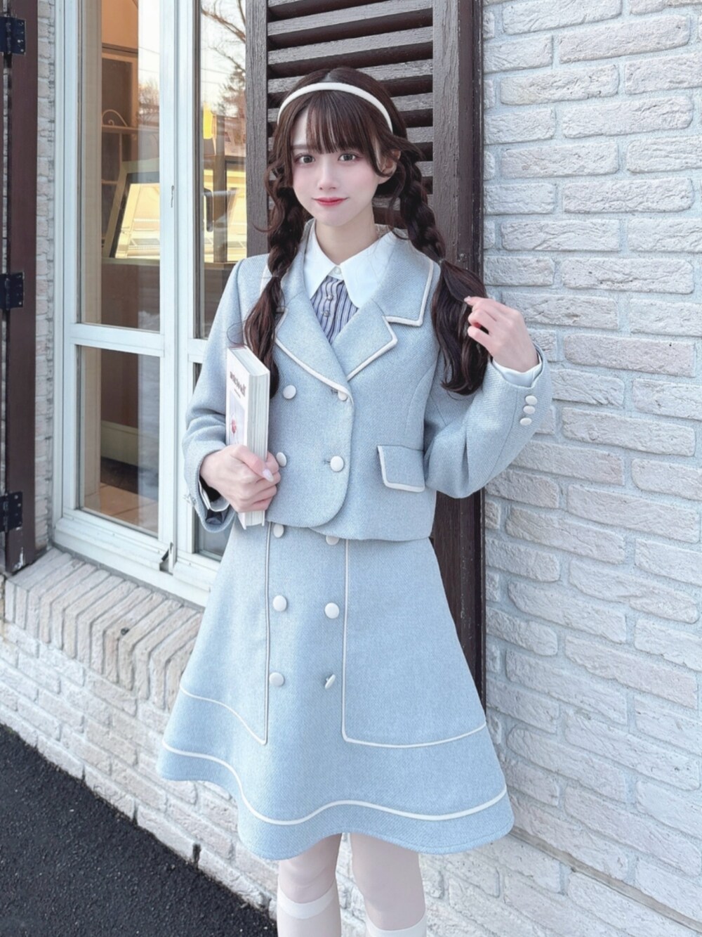 「fint、an another angelus、骨格ウェーブ、ブルべ夏、春コーデ、淡色コーデ、プレッピー、制服風コーデ、セットアップ、セットアップスタイル、ジャケット、ミニスカート、ツイード、ブラウス、ストライプ」｜「F i.n.tのパイピングツイードジャケットセットアップ（セットアップ、ブルー系）」を使った、F i.n.tさん（骨格ウェーブ・レディース・163cm）の冬コーディネートの2枚目の写真