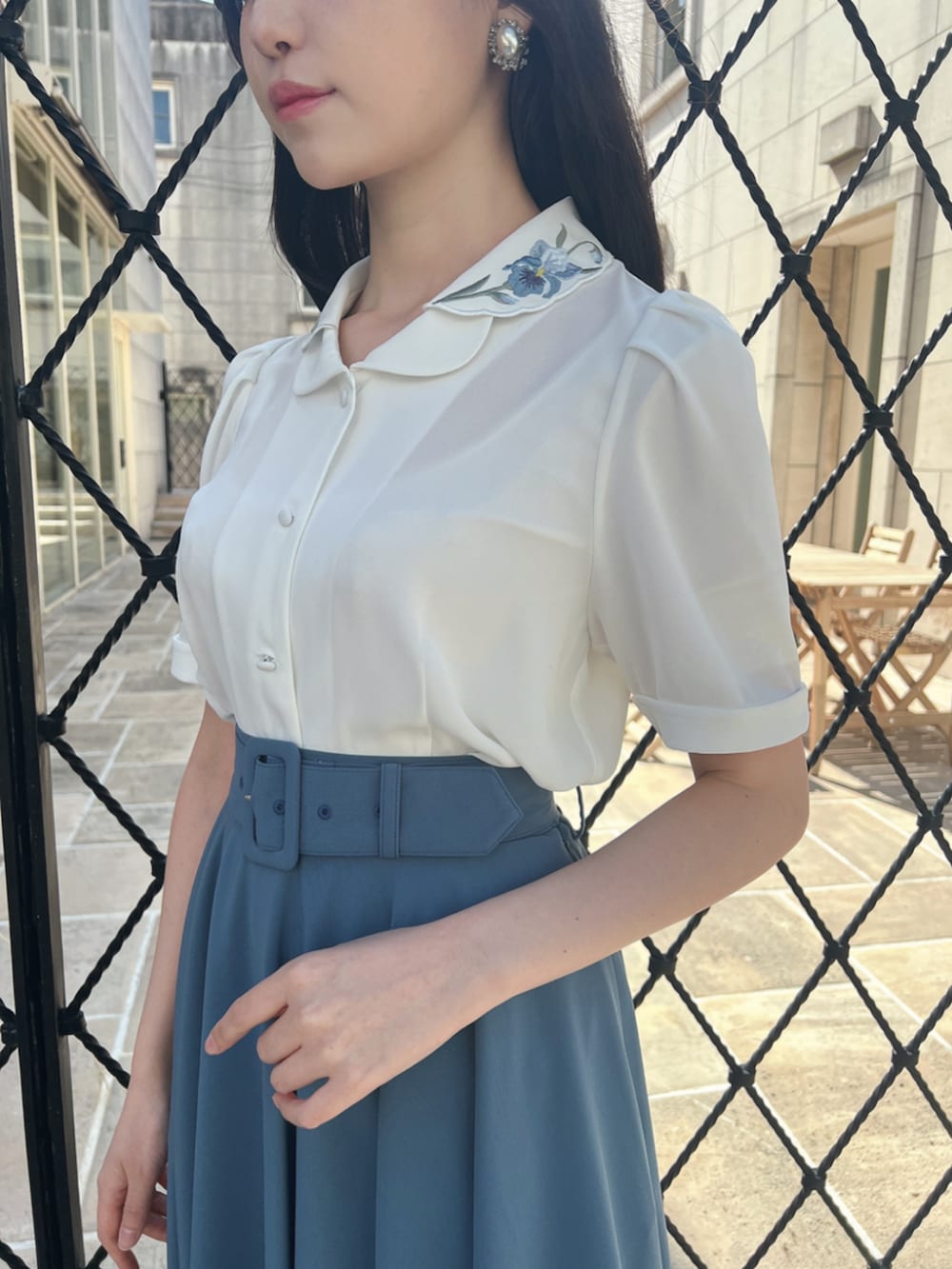 「fint、an another angelus、骨格ウェーブ、骨格ナチュラル、春コーデ、クラシカル、ガーリー、ブラウス、刺繍、アイリス、スカート、スカートスタイル、ブルー、フラットシューズ」｜「an another angelusのパニエサーキュラースカート（スカート、ブルー系）」を使った、F i.n.tさん（骨格ウェーブ・レディース・157cm）の春コーディネートの3枚目の写真