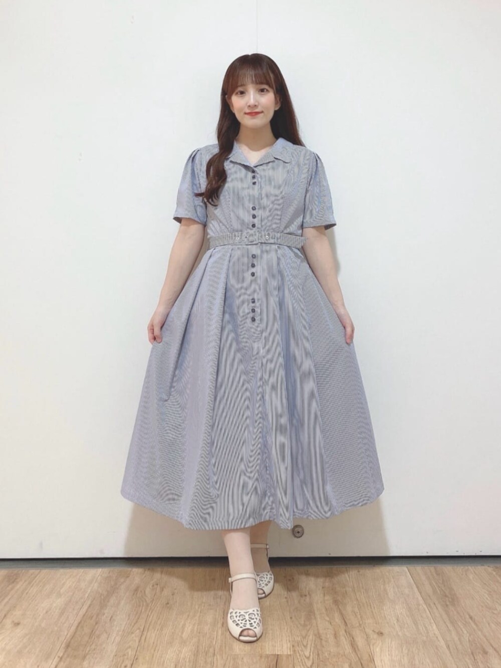 ホワイト系のサンダル、ホワイト系のシャツワンピースを着用したレディースの夏コーディネートの2枚目の写真