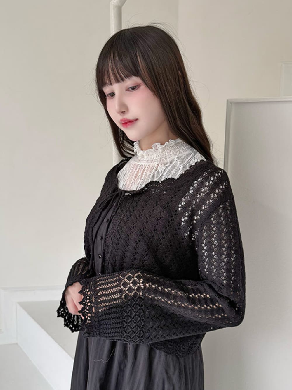 ブラック系のワンピース、ブラック系のカーディガン/ボレロを着用したレディースの春コーディネートの3枚目の写真