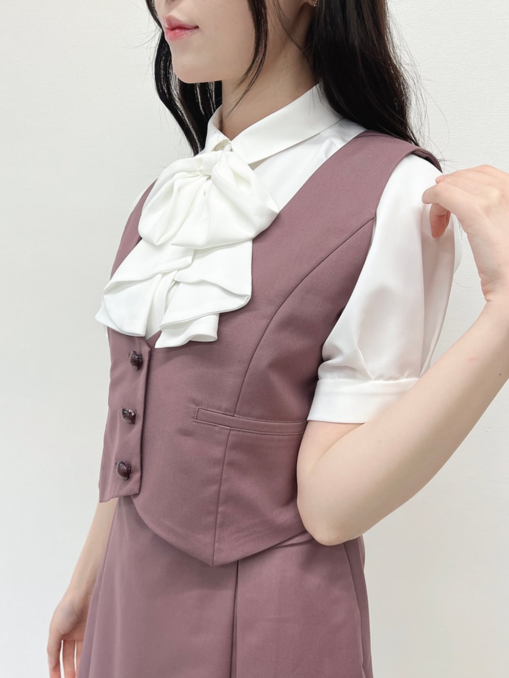 「fint、an another angelus、骨格ナチュラル、骨格ウェーブ、ブルベ、春コーデ、お出かけコーデ、セットアップスタイル、セットアップ、ベスト、プリーツスカート、モーブピンク、ブラウス、ボウタイブラウス、バレエシューズ」｜「F i.n.tの【WEB限定SS,LLサイズあり】ストラップ付リボンバレエシューズ/fint（パンプス、ベージュ系）」を使った、F i.n.tさん（骨格ウェーブ・レディース・157cm）の春コーディネートの4枚目の写真