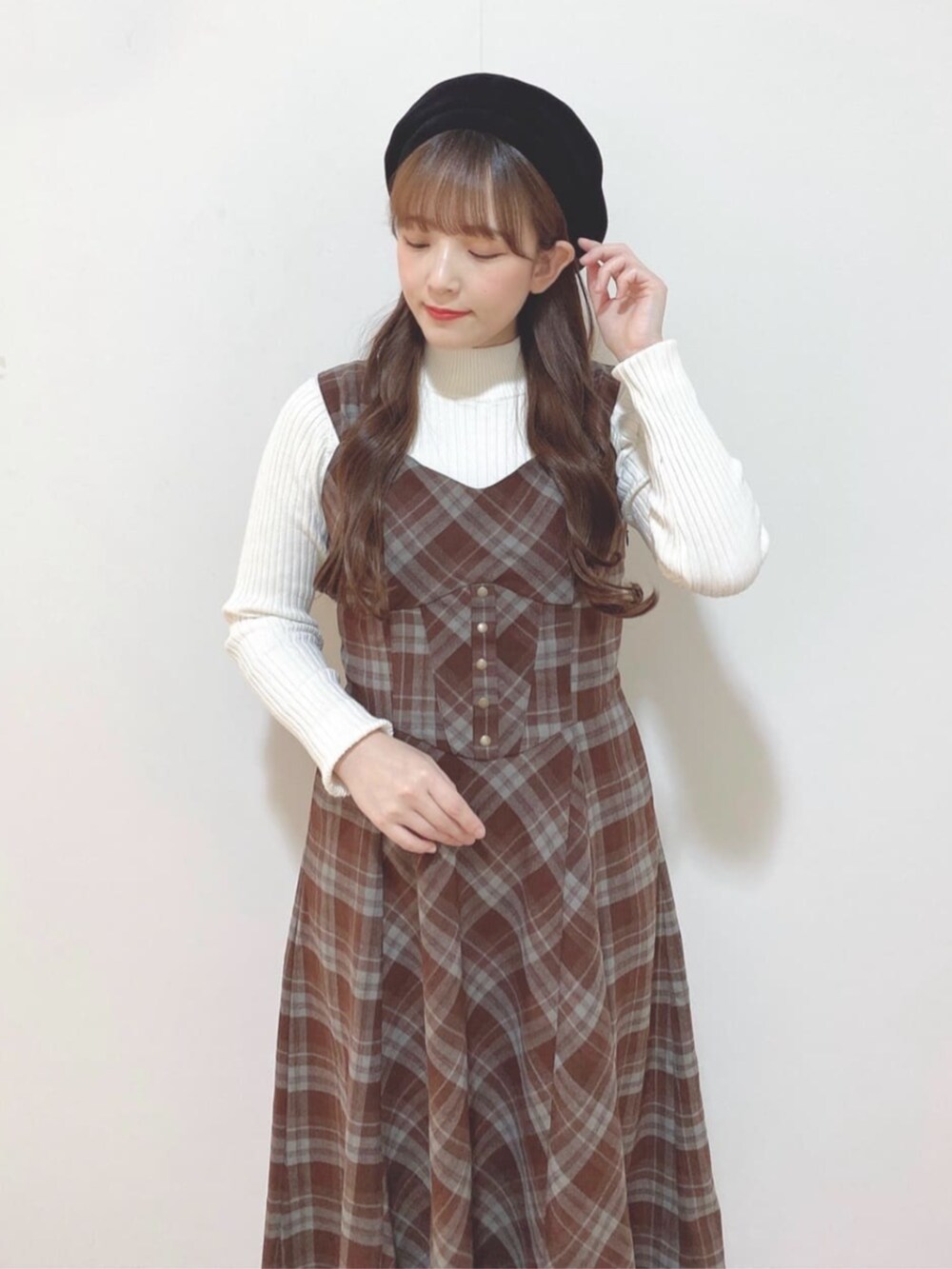 ブラウン系のワンピース、ベージュ系のパンプスを着用したレディースの秋コーディネートの2枚目の写真