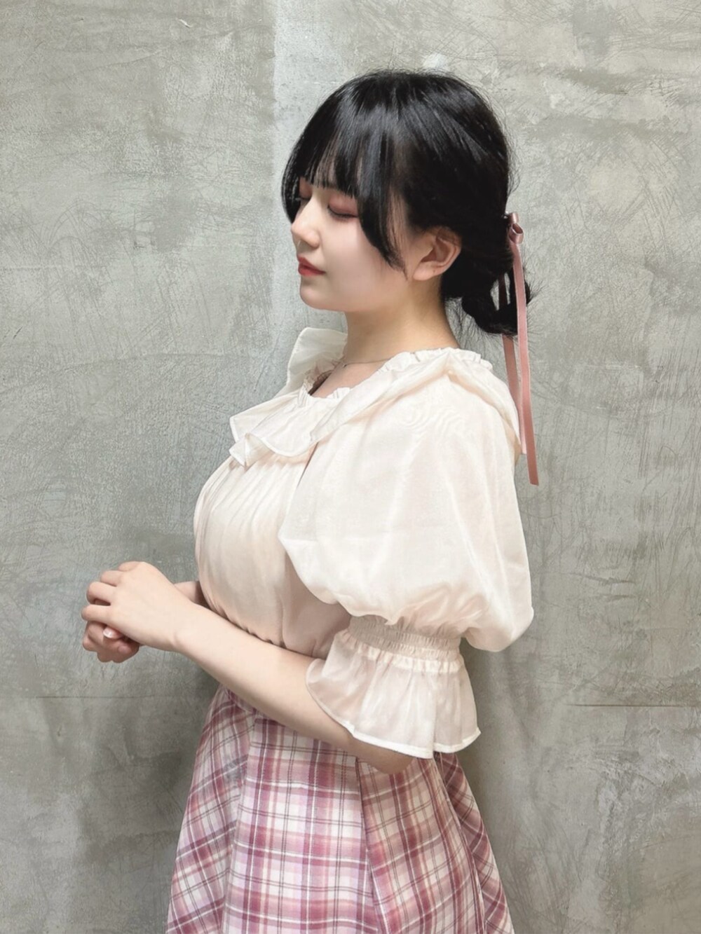 ホワイト系のサンダル、ピンク系のスカート、ピンク系のシャツ/ブラウスを着用したレディースの夏コーディネートの3枚目の写真