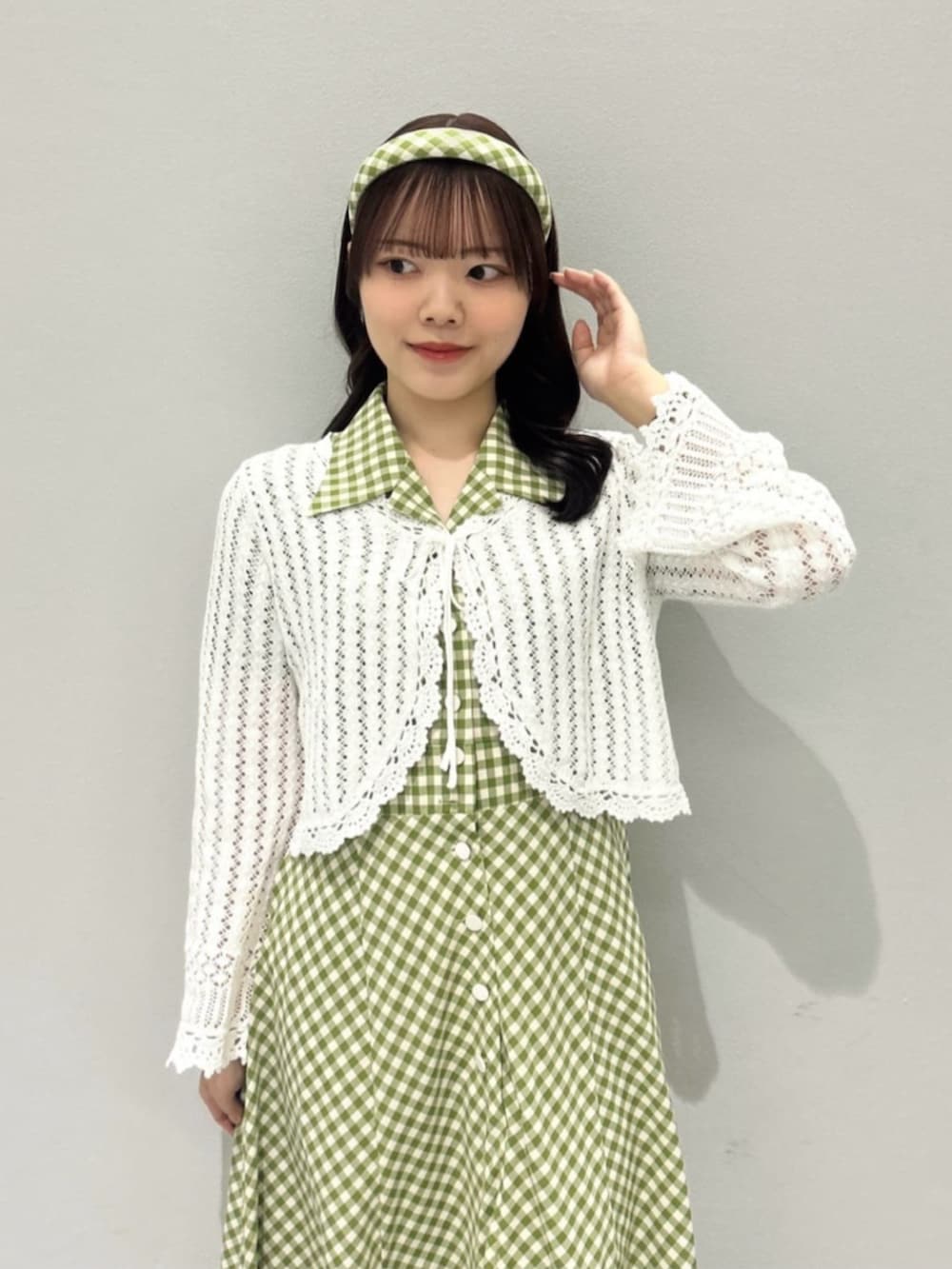 ホワイト系のパンプス、ホワイト系のカーディガン/ボレロ、ホワイト系のワンピースを着用したレディースの春コーディネートの4枚目の写真