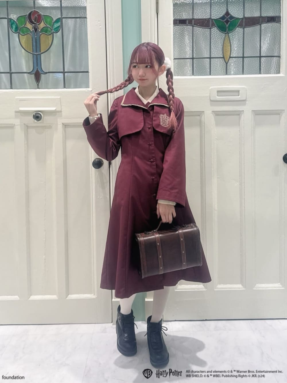 レッド系のスカート、ブラック系のブーツ、ベージュ系のシャツ/ブラウスを着用したレディースの冬コーディネートの2枚目の写真