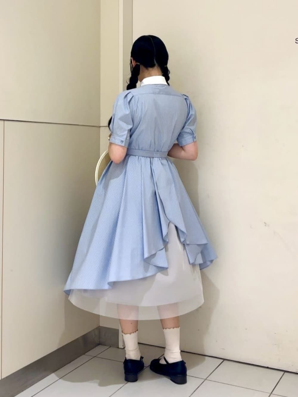 「fint、an another angelus、骨格ウェーブ、ブルべ夏、春コーデ、初夏コーデ、ガーリー、ワンピース、ワンピーススタイル、シャツワンピ、ストライプ、チュール、フリル、バックスタイル、ローファー」｜「F i.n.tのストラップローファー（ローファー、ブラック系）」を使った、F i.n.tさん（骨格ウェーブ・レディース・160cm）の春コーディネートの2枚目の写真