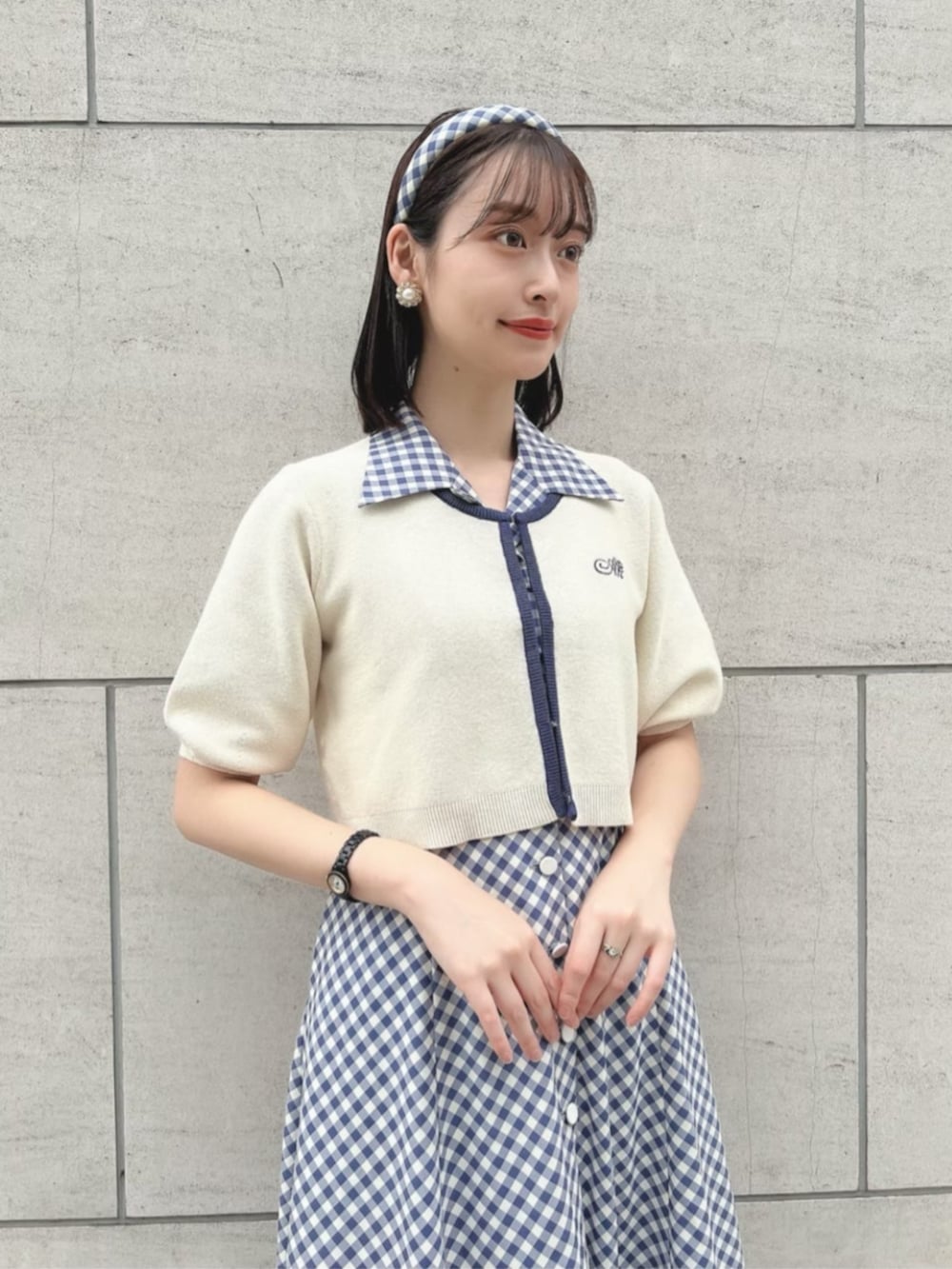 ホワイト系のワンピース、ホワイト系のカチューシャを着用したレディースの春コーディネートの2枚目の写真