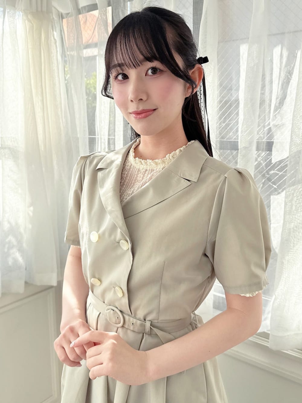 ホワイト系のサンダル、ブルー系のトートバッグ、ホワイト系のTシャツ/カットソーを着用したレディースの夏コーディネートの2枚目の写真