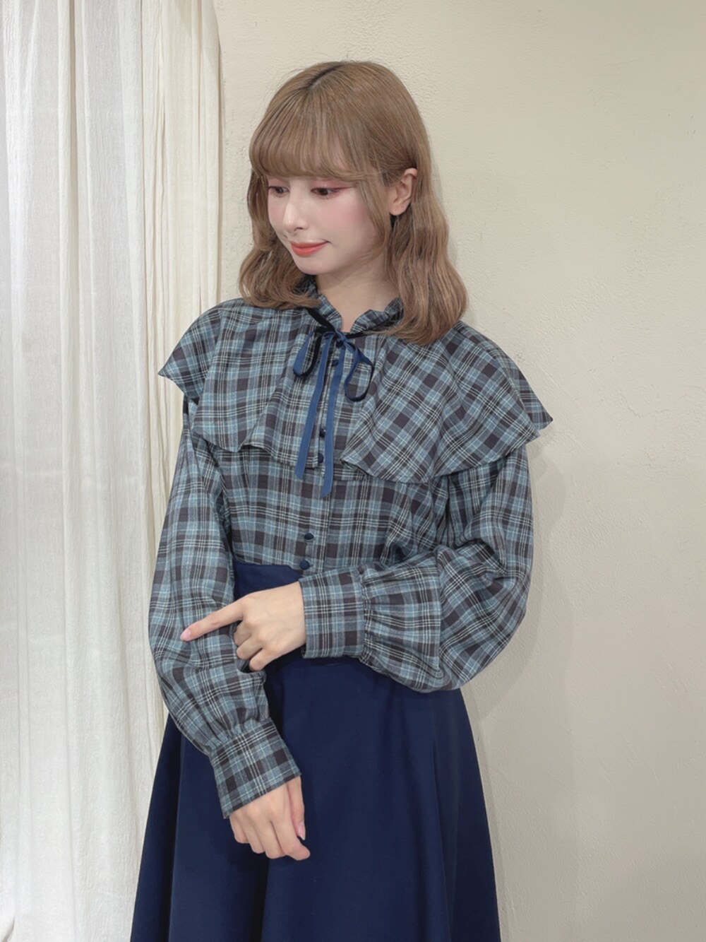 ブルー系のシャツ/ブラウス、ブルー系のスカート、ブラック系のバレエシューズを着用したレディースの秋コーディネートの2枚目の写真