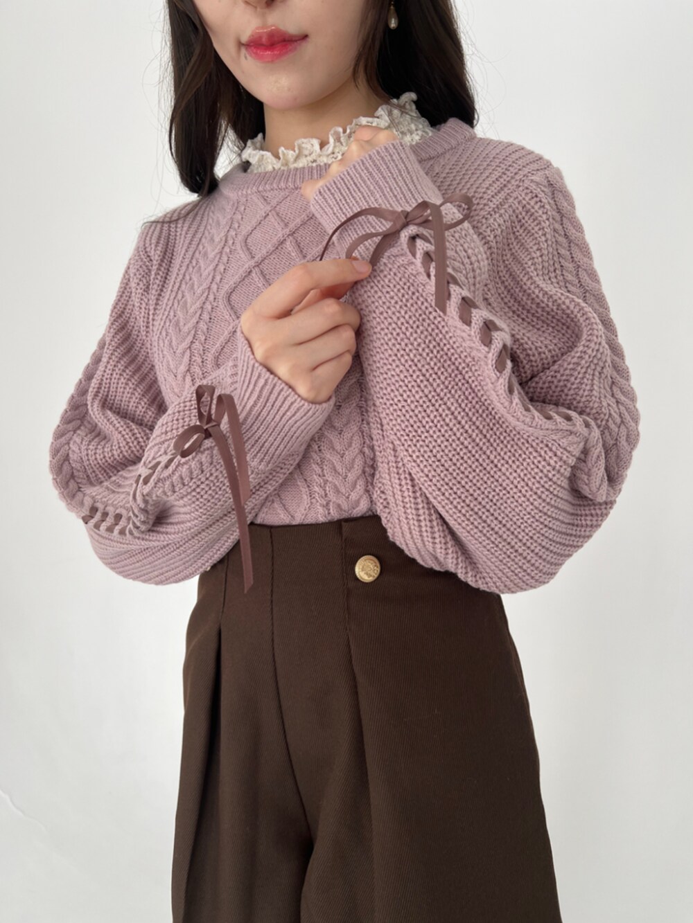 ホワイト系のTシャツ/カットソー、ブラウン系のモカシン/デッキシューズ、ブラウン系のその他パンツを着用したレディースの秋コーディネートの2枚目の写真