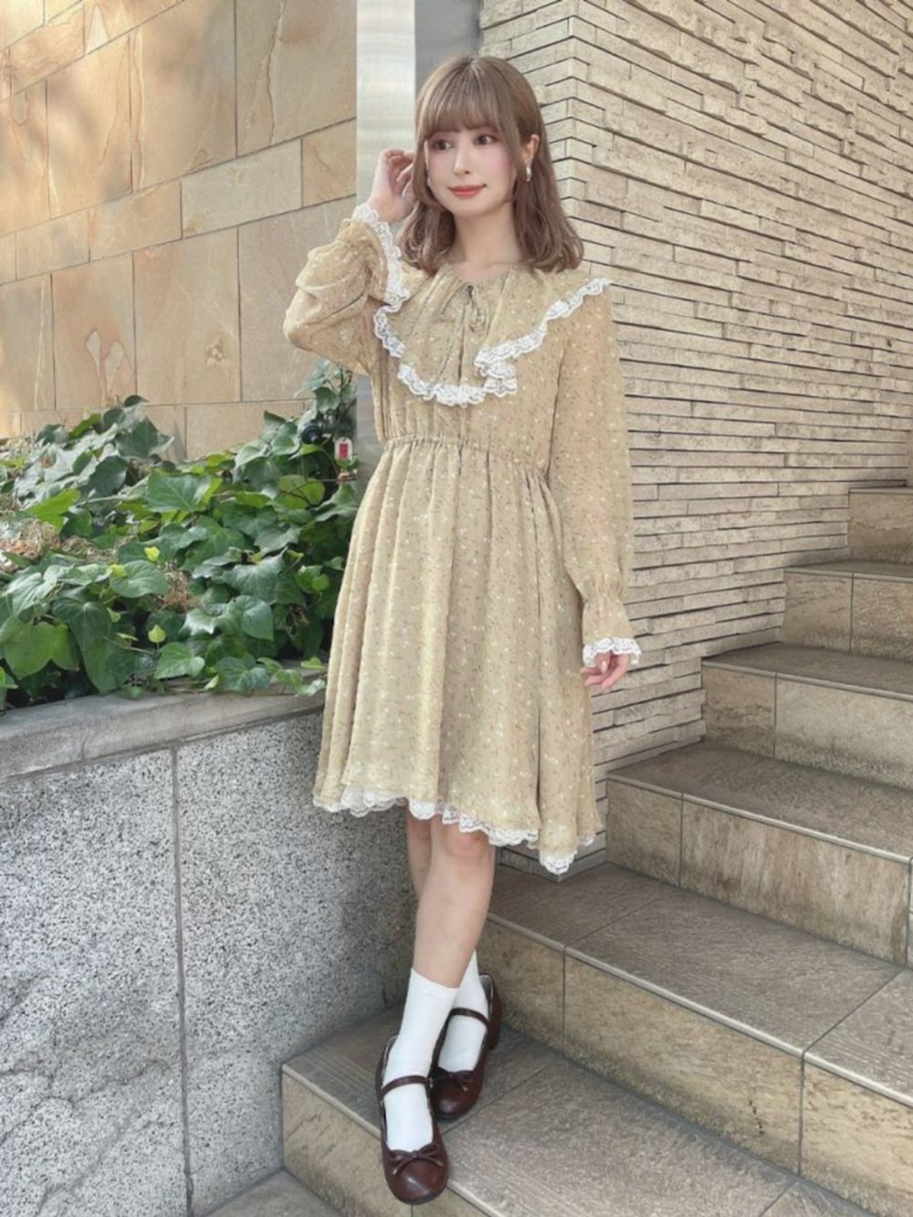 ブラウン系のバレエシューズ、イエロー系のワンピースを着用したレディースの冬コーディネートの2枚目の写真