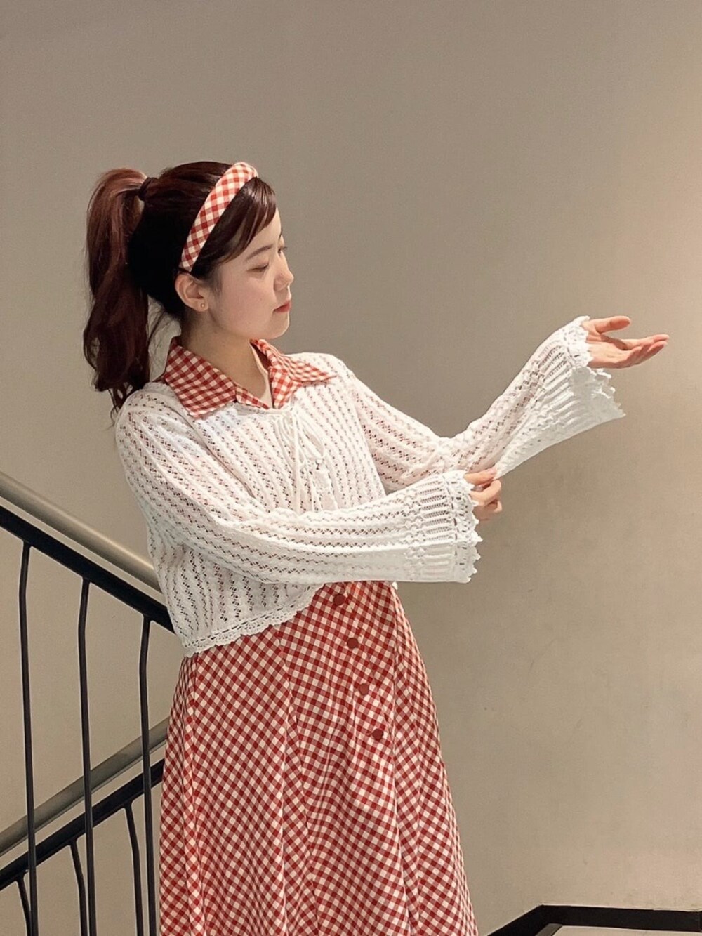 ホワイト系のカーディガン/ボレロ、ホワイト系のワンピース、レッド系のパンプスを着用したレディースの春コーディネートの3枚目の写真