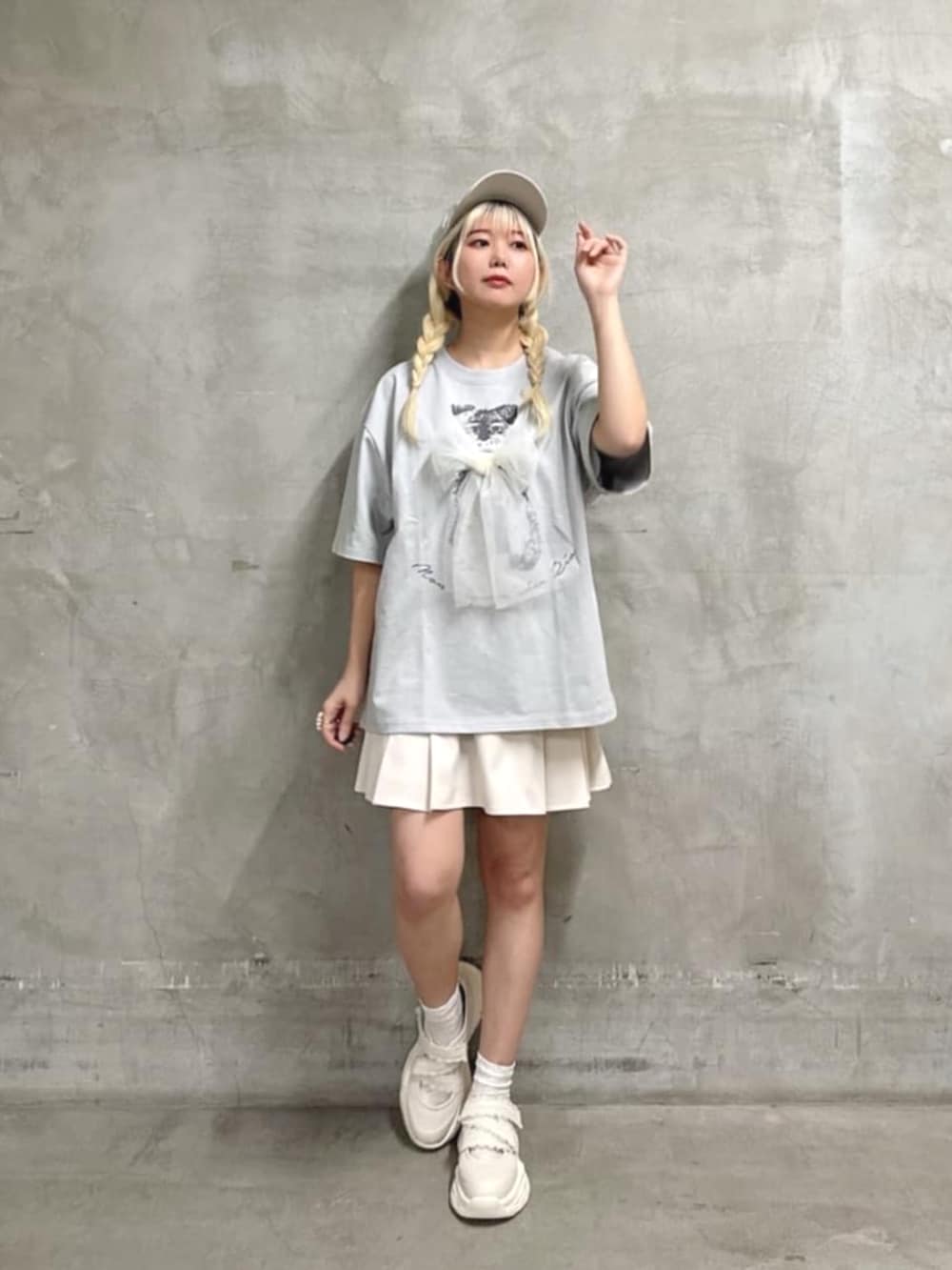 「イエベ春、春服、ラクチンコーデ、150cm台コーデ、fint、リュック、スニーカーコーデ、リボン、シュナウザー、チュール、ガーリー」｜「F i.n.tの【LLサイズあり】レースベルクロ厚底スニーカー（スニーカー、ホワイト系）」を使った、F i.n.tさん（骨格ストレート・レディース・153cm）の春コーディネートの2枚目の写真