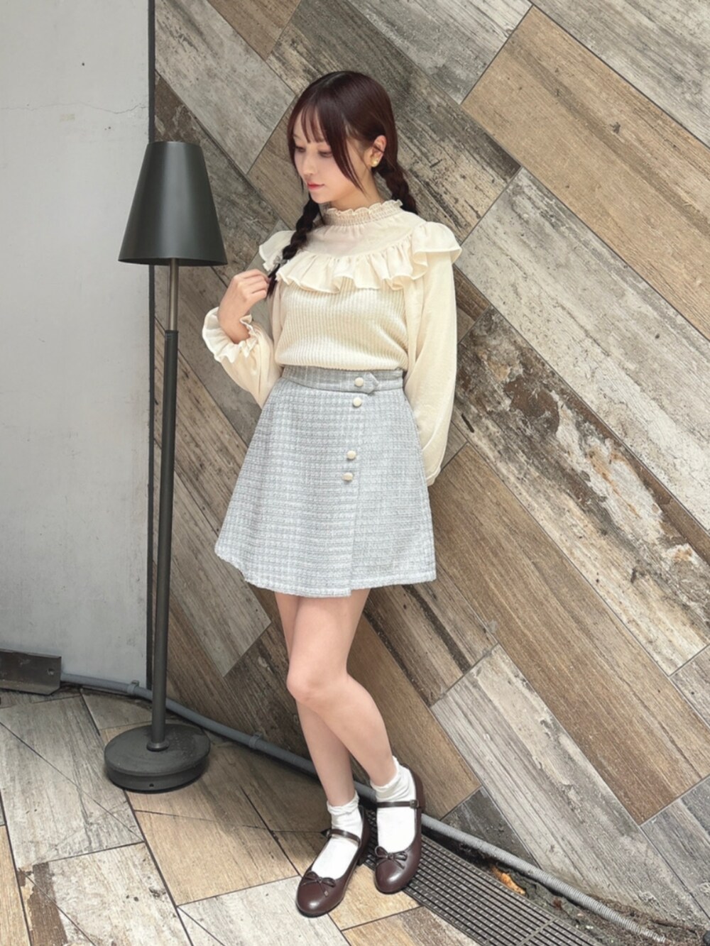 ブラウン系のパンプス、ブルー系のその他パンツ、ホワイト系のその他アウターを着用したレディースの秋コーディネートの2枚目の写真