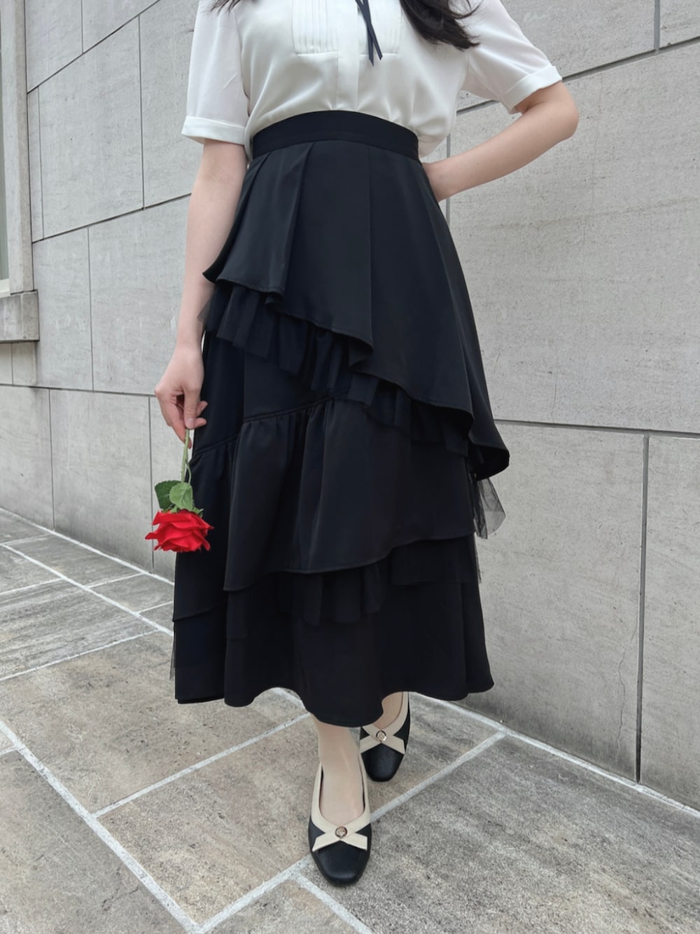 「fint、an another angelus、骨格ウェーブ、骨格ナチュラル、ブルべ、春コーデ、夏コーデ、お出かけコーデ、モノトーン、モノトーンコーデ、ブラウス、リボン、ティアードスカート、チュール、フリル」｜「F i.n.tの【WEB限定SS,LLサイズあり】ストラップ付リボンバレエシューズ/fint（パンプス、ブラウン系）」を使った、F i.n.tさん（骨格ウェーブ・レディース・160cm）の春コーディネートの3枚目の写真