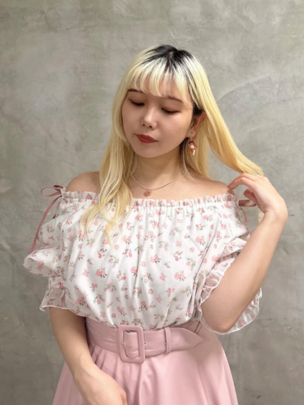 ピンク系のシャツ/ブラウス、ピンク系のスカート、ベージュ系のハットを着用したレディースの春コーディネートの4枚目の写真