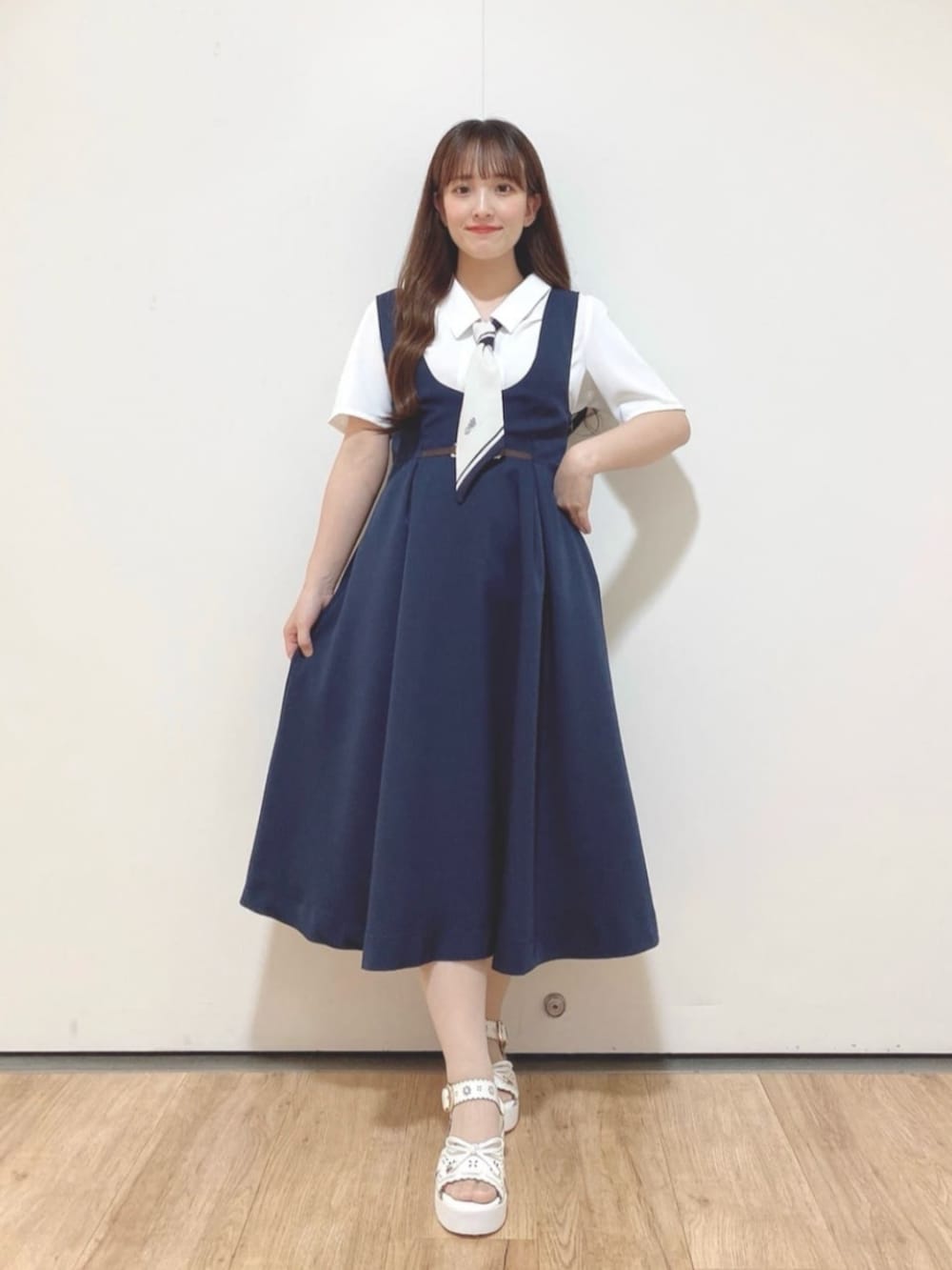 ホワイト系のシャツ/ブラウス、ブルー系のジャンパースカート、ホワイト系のサンダルを着用したレディースの夏コーディネートの2枚目の写真