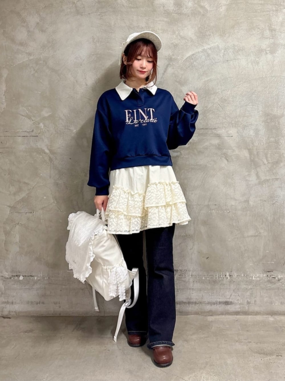 ブラウン系のローファー、ブラック系のデニムパンツ、ブルー系のスウェットを着用したレディースの春コーディネートの2枚目の写真