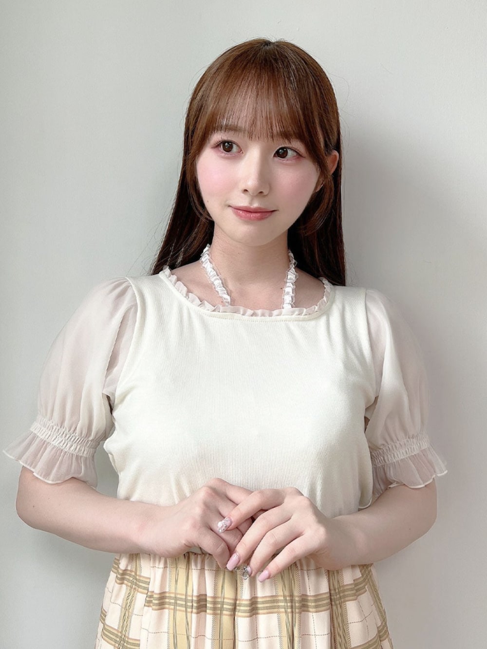 ピンク系のパンプス、イエロー系のスカート、ホワイト系のTシャツ/カットソーを着用したレディースの夏コーディネートの2枚目の写真