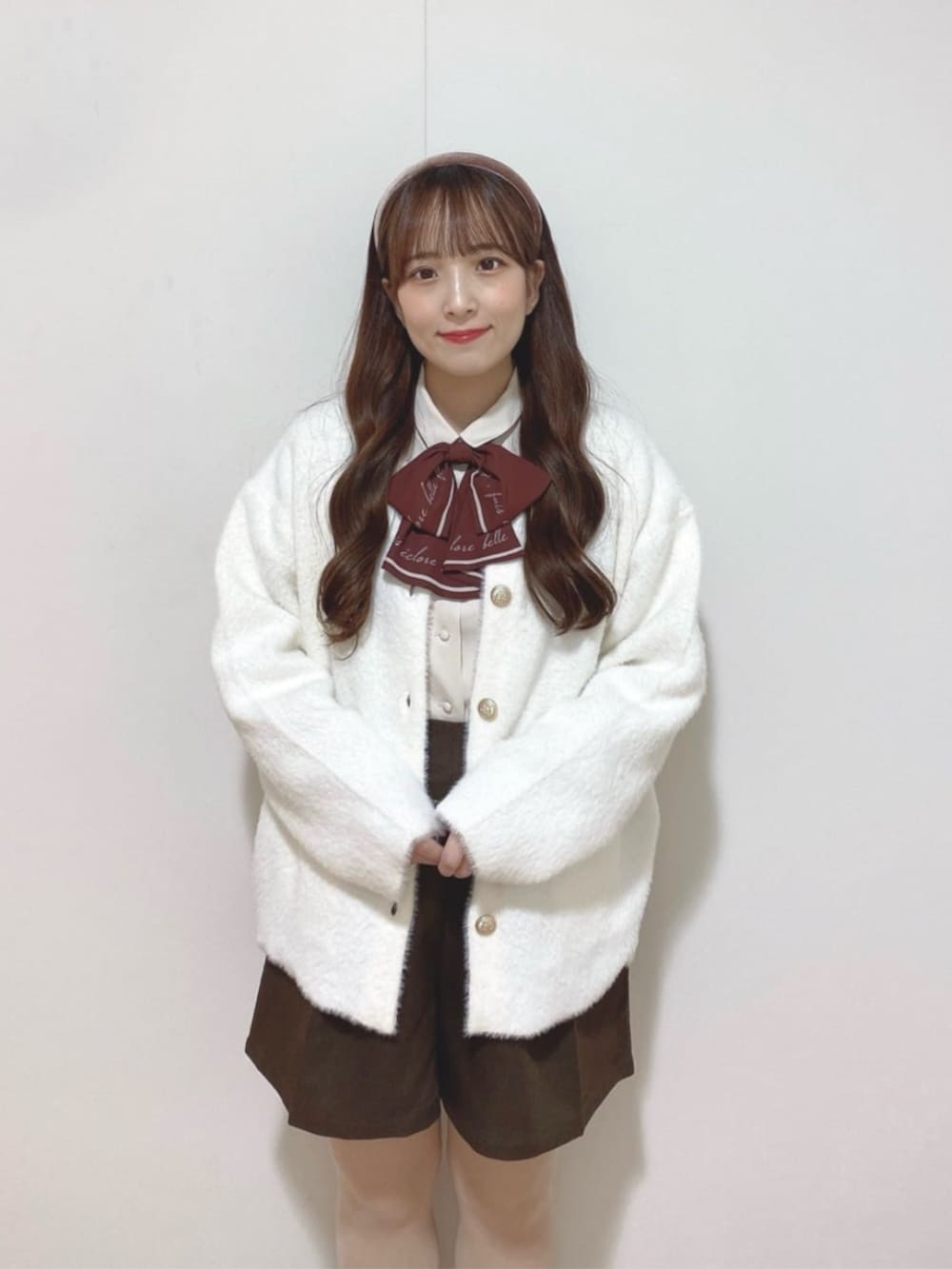 ブラウン系のその他パンツ、ブラウン系のモカシン/デッキシューズ、ベージュ系のシャツ/ブラウスを着用したレディースの秋コーディネートの3枚目の写真