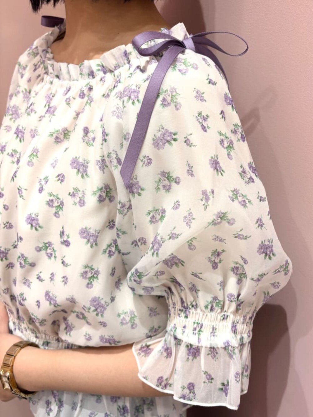 ブルー系のデニムパンツ、ホワイト系のサンダル、パープル系のシャツ/ブラウスを着用したレディースの春コーディネートの3枚目の写真