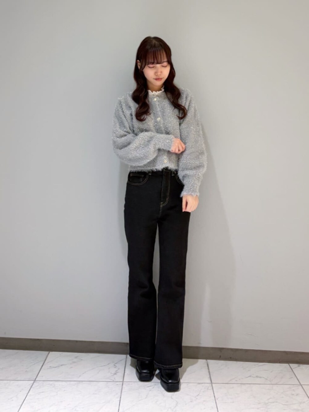 ブラック系のパンプス、ブラック系のハンドバッグ、ホワイト系のTシャツ/カットソーを着用したレディースの秋コーディネートの3枚目の写真