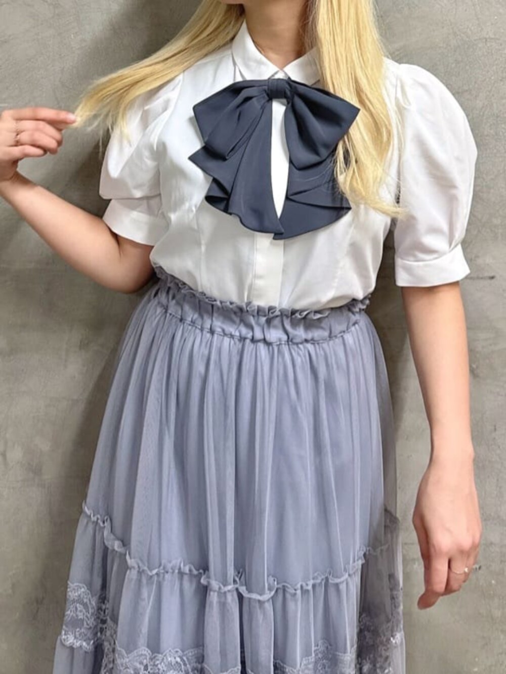 ホワイト系のシャツ/ブラウス、ブラック系のパンプス、グレー系のスカートを着用したレディースの夏コーディネートの2枚目の写真