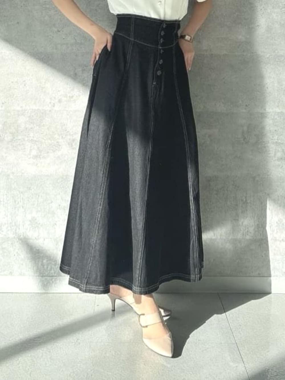 「イエベ春、低身長、デニムコーデ、デニムスカート、花刺繍、リボン」｜「an another angelusの【3サイズ展開】フロント釦デニムフレアースカート（デニムスカート、ブラック系）」を使った、F i.n.tさん（骨格ウェーブ・レディース・150cm）の春コーディネートの8枚目の写真