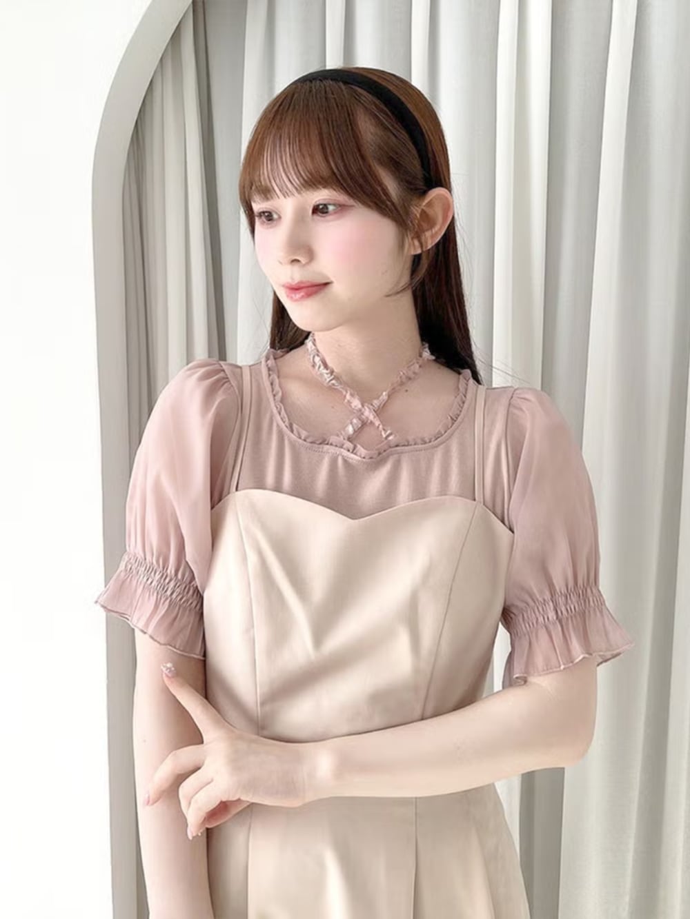 ピンク系のパンプス、ブルー系のハンドバッグ、ピンク系のTシャツ/カットソーを着用したレディースの夏コーディネートの2枚目の写真