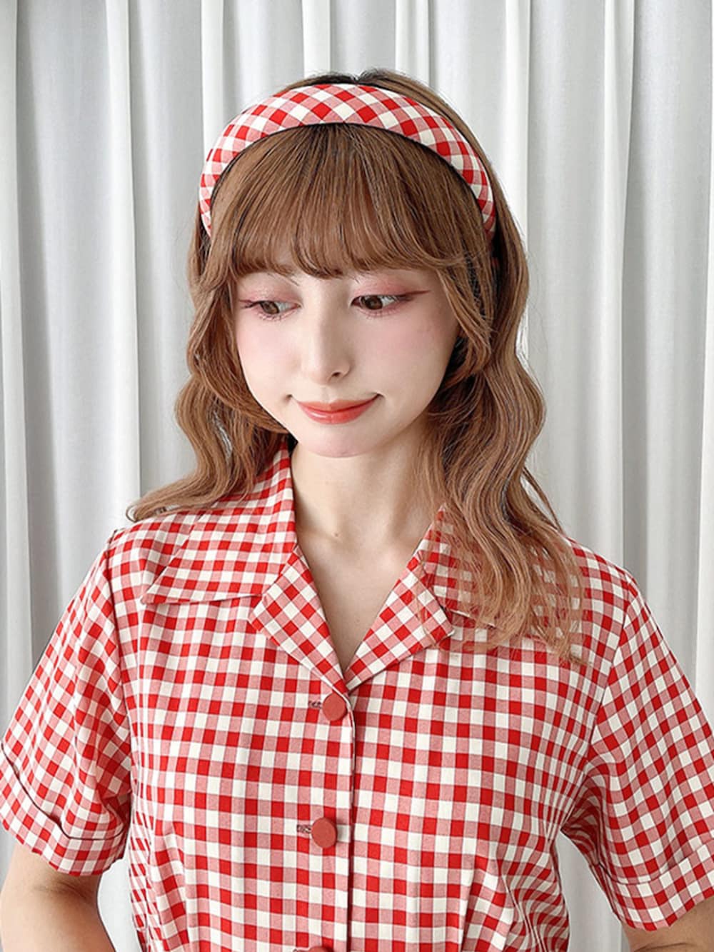 ブラック系のパンプス、ホワイト系のワンピース、ホワイト系のカチューシャを着用したレディースの春コーディネートの4枚目の写真