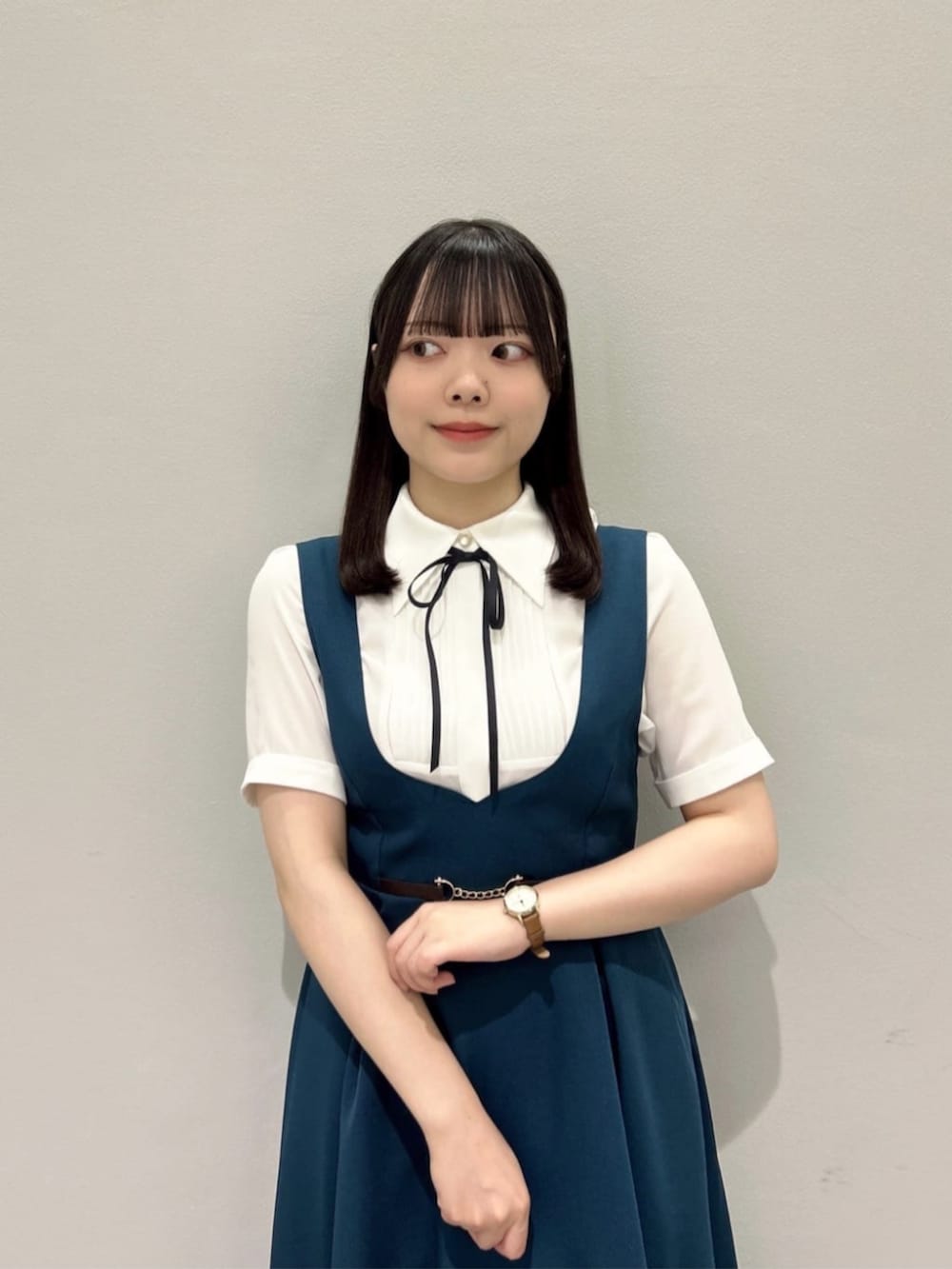 「fint、an another angelus、骨格ウェーブ、イエベ春、低身長、春コーデ、レトロ、プレッピー、ブラウス、リボン、ジャンパースカート、ジャンスカ、チェーン、サッチェルバッグ、ローファー」｜「F i.n.tのダブルベルト縦型サッチェルバッグ（ハンドバッグ、ブラウン系）」を使った、F i.n.tさん（骨格ウェーブ・レディース・153cm）の春コーディネートの5枚目の写真