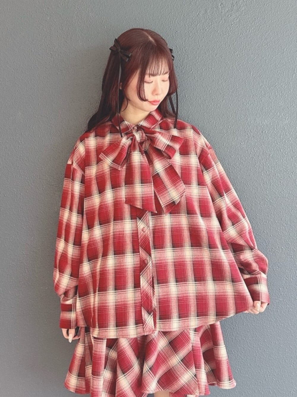 ブラック系のその他シューズ、レッド系のスカートを着用したレディースの秋コーディネートの2枚目の写真