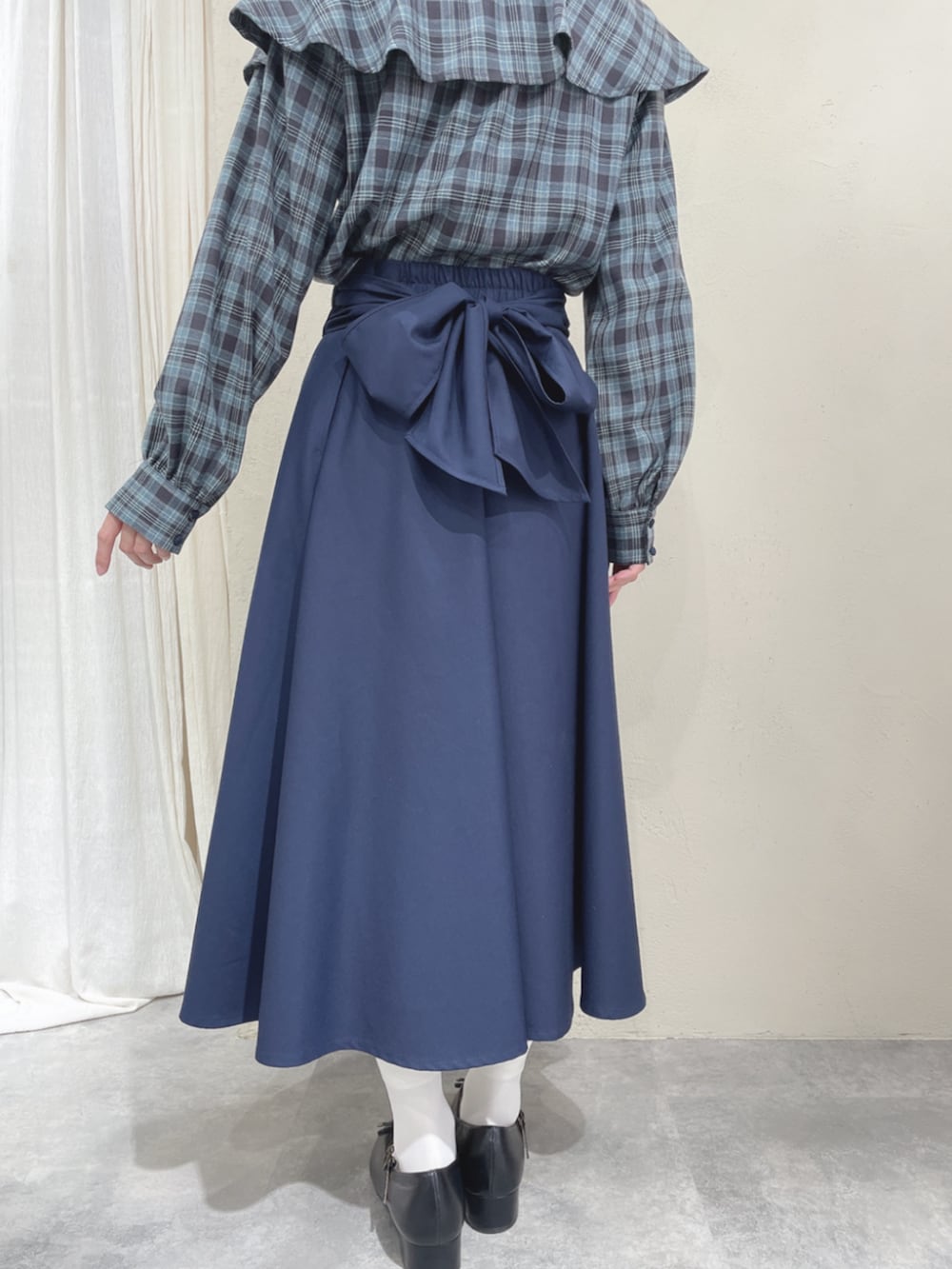 ブルー系のシャツ/ブラウス、ブルー系のスカート、ブラック系のバレエシューズを着用したレディースの秋コーディネートの3枚目の写真