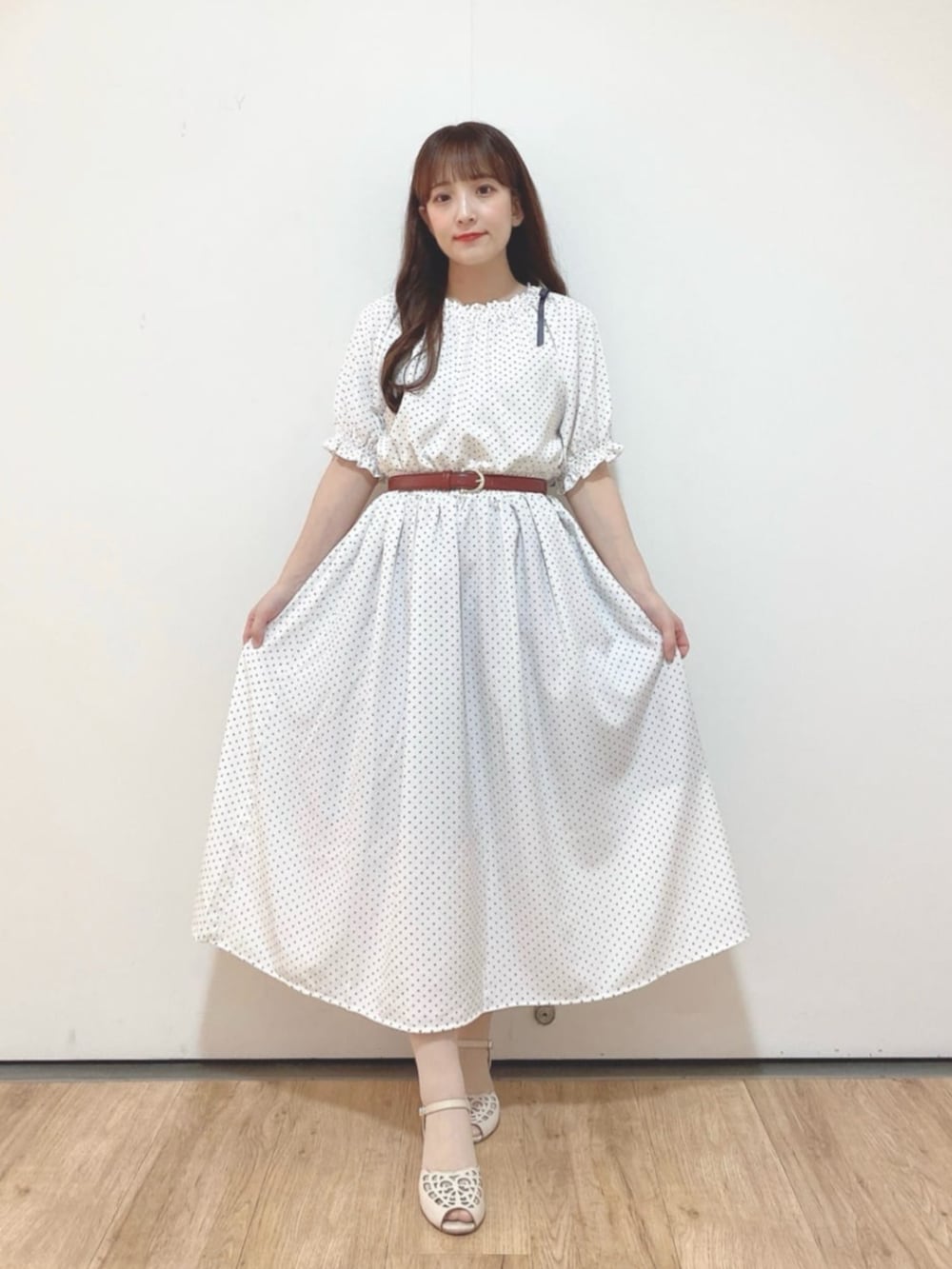 ホワイト系のサンダル、ホワイト系のワンピースを着用したレディースの夏コーディネートの2枚目の写真