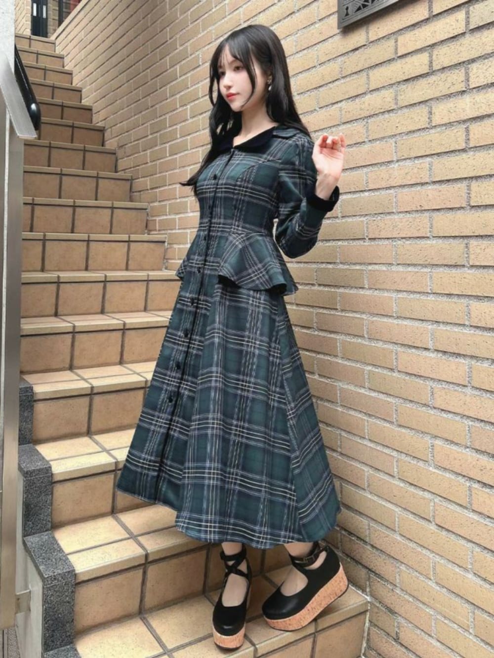 レッド系のパンプス、ブラック系のパンプス、レッド系のワンピースを着用したレディースの秋コーディネートの3枚目の写真